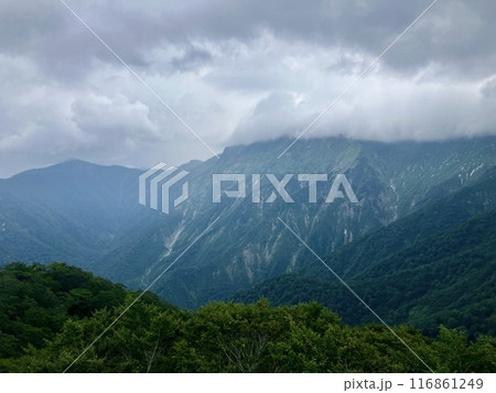 谷川岳_谷川岳天神平からの眺望_雷雲近づく夏の谷川岳山頂 116861249