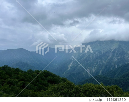 谷川岳_谷川岳天神平からの眺望_雷雲近づく夏の谷川岳山頂 116861250