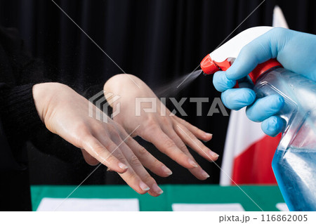 Before accepting voters, all of the committees thoroughly disinfect their hands. Before accepting voters, all of the committees thoroughly disinfect their hands. 116862005