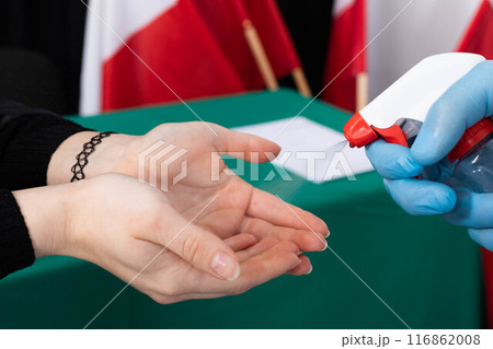 Before accepting voters, all of the committees thoroughly disinfect their hands. 116862008