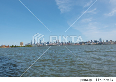 ジャーシーシティから見たマンハッタン（ニュージャージー州） 116862613