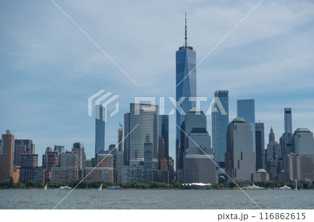 ジャーシーシティから見たマンハッタンのワンワールドトレードセンター（ニュージャージー州） 116862615
