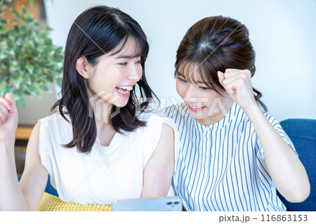 スマホで動画を楽しむ二人の女性 スマホで動画を楽しむ二人の女性 116863153