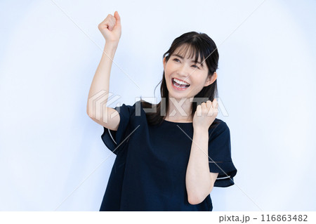 応援する女性 応援する女性 116863482
