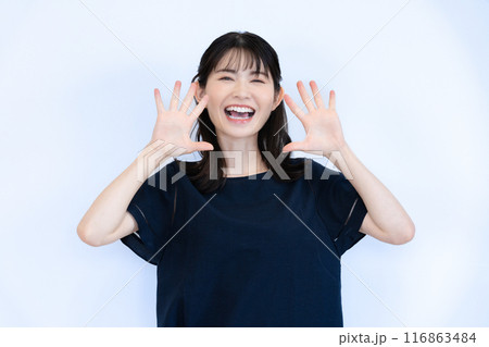 応援する女性 116863484