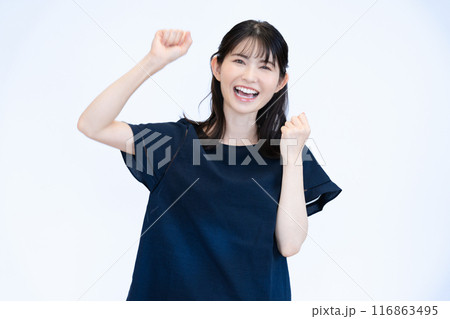 応援する女性 116863495
