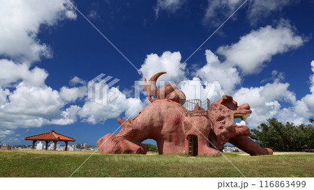 沖縄県宮古島の公園に設置されている大きなシーサー滑り台 116863499