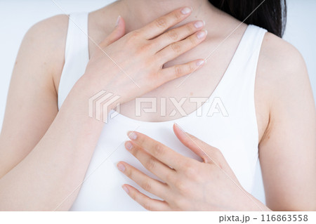 スキンケアをする女性【パーツカット】 スキンケアをする女性【パーツカット】 116863558