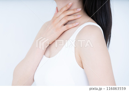 スキンケアをする女性【パーツカット】 スキンケアをする女性【パーツカット】 116863559