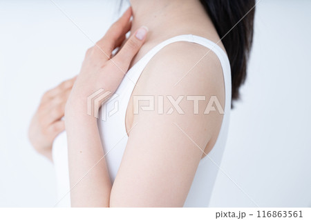 スキンケアをする女性【パーツカット】 116863561