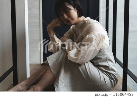 サロペットを着たショートボブの女性 サロペットを着たショートボブの女性 116864458