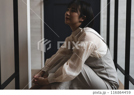 サロペットを着たショートボブの女性 116864459