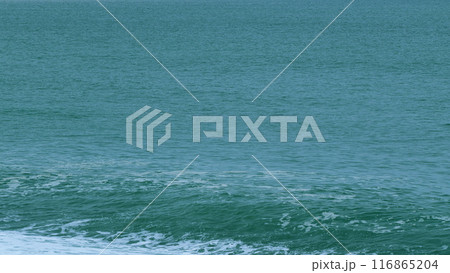 Turquoise Ocean Boiling With Foamy Waves. Sea Waves Crashing. Real time. 116865204