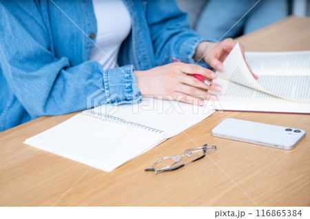 勉強する女性の手元【パーツカット】 116865384