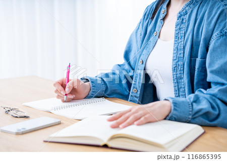 勉強する女性の手元【パーツカット】 116865395