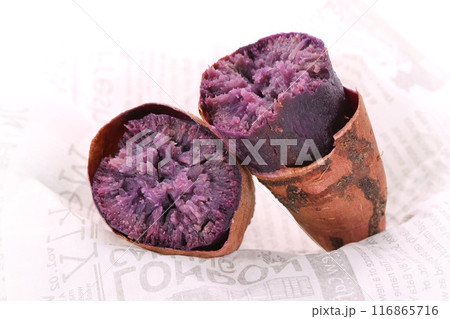 焼き芋　紫色　アントシアニン　割ったところ　明るい背景 116865716