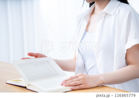リビングで本を読む女性【パーツカット】 116865779