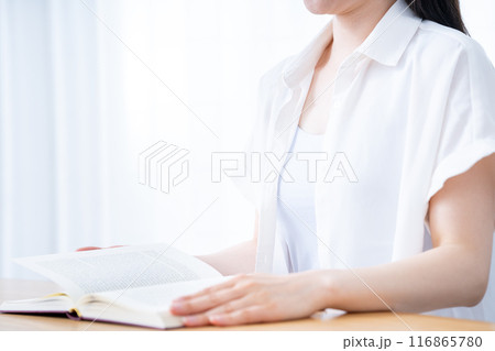 リビングで本を読む女性【パーツカット】 リビングで本を読む女性【パーツカット】 116865780