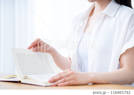 リビングで本を読む女性【パーツカット】 リビングで本を読む女性【パーツカット】 116865782