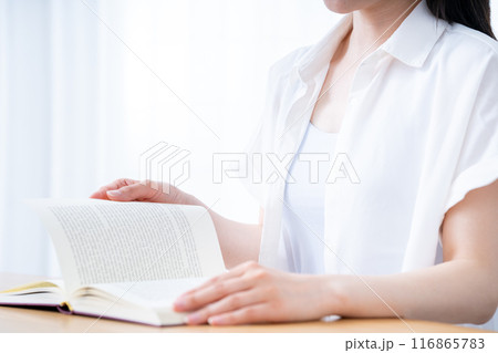 リビングで本を読む女性【パーツカット】 リビングで本を読む女性【パーツカット】 116865783