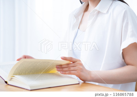 リビングで本を読む女性【パーツカット】 116865788