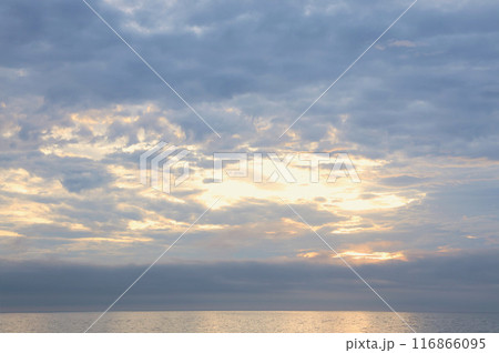 雲の多い朝   7月下旬 116866095