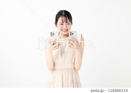 笑顔でスマホを2台持つ女性 116866319