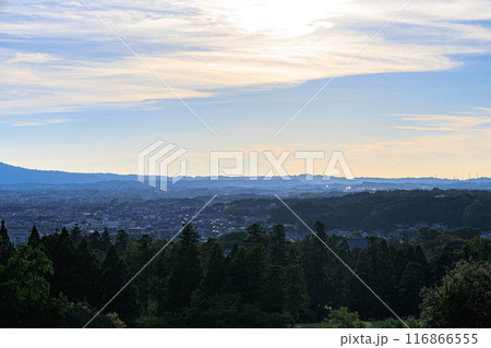 2024年夏奈良東大寺二月堂の夕景 次第に暮れていく西の空 東大寺の森と生駒山系のなだらかな稜線 2024年夏奈良東大寺二月堂の夕景 次第に暮れていく西の空 東大寺の森と生駒山系のなだらかな稜線 116866555