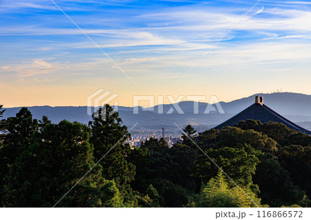 2024年夏奈良東大寺二月堂の夕景　次第に暮れていく西の空　生駒山稜線を黄金色に染める夕焼け空 116866572