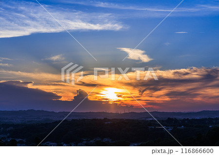 2024年夏奈良東大寺二月堂の夕景 次第に暮れていく西の空西の空を黄金色に染めながら沈んで行く夕日⑰ 2024年夏奈良東大寺二月堂の夕景 次第に暮れていく西の空西の空を黄金色に染めながら沈んで行く夕日⑰ 116866600