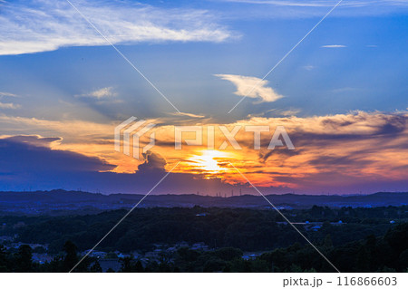 2024年夏奈良東大寺二月堂の夕景 次第に暮れていく西の空西の空を黄金色に染めながら沈んで行く夕日⑲ 2024年夏奈良東大寺二月堂の夕景 次第に暮れていく西の空西の空を黄金色に染めながら沈んで行く夕日⑲ 116866603