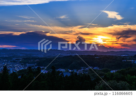 2024年夏奈良東大寺二月堂の夕景　次第に暮れていく西の空西の空を黄金色に染めながら沈んで行く夕日㉑ 116866605