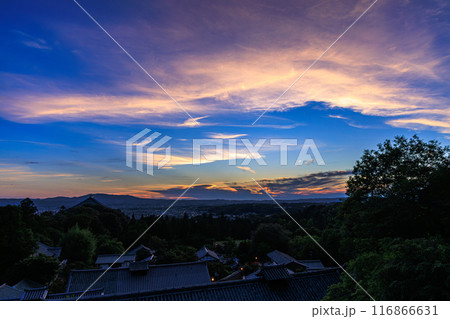 2024年夏奈良東大寺二月堂の夕景　次第に暮れていく西の空　黄金色から紺色までの美しい夕焼け空⑫ 116866631