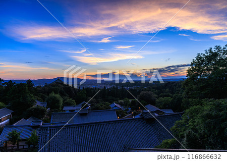 2024年夏奈良東大寺二月堂の夕景　次第に暮れていく西の空　黄金色から紺色までの美しい夕焼け空⑬ 116866632