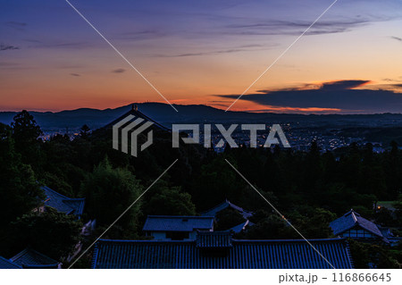 2024年夏奈良東大寺二月堂の夕景　次第に暮れていく西の空　朱色から紺色の空と灯りが灯る境内① 116866645