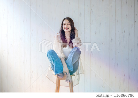 椅子に座る若い女性 椅子に座る若い女性 116866786
