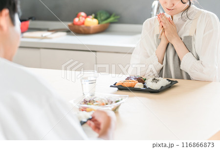 お弁当を出しながら謝る妻・主婦と夫・旦那(新婚・結婚生活) お弁当を出しながら謝る妻・主婦と夫・旦那(新婚・結婚生活) 116866873