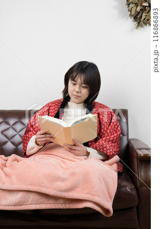 冬 部屋で読書をしている女性 冬 部屋で読書をしている女性 116866893