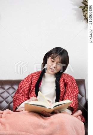 冬　部屋で読書をしている女性 116866896