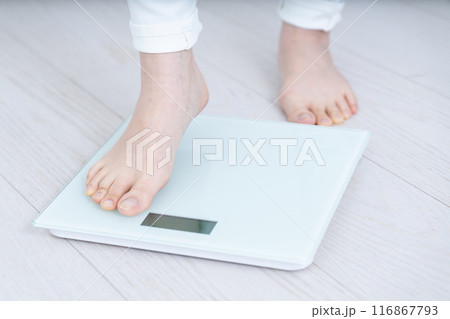 体重を計る女性の足元【パーツカット】 116867793