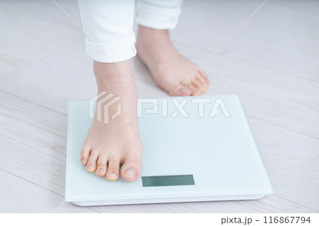 体重を計る女性の足元【パーツカット】 116867794