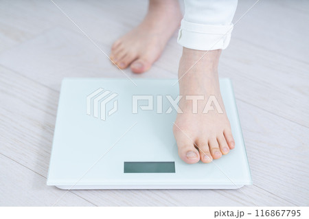 体重を計る女性の足元【パーツカット】 116867795