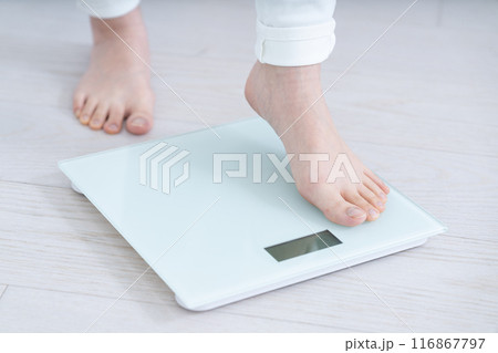 体重を計る女性の足元【パーツカット】 116867797