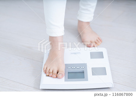 体重を計る女性の足元【パーツカット】 体重を計る女性の足元【パーツカット】 116867800