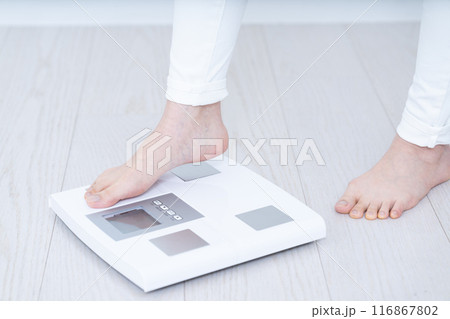 体重を計る女性の足元【パーツカット】 116867802