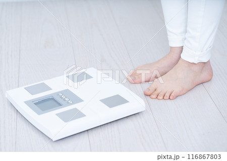 体重を計る女性の足元【パーツカット】 116867803