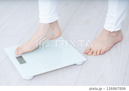 体重を計る女性の足元【パーツカット】 体重を計る女性の足元【パーツカット】 116867806