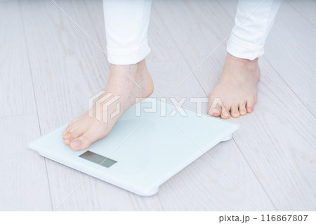 体重を計る女性の足元【パーツカット】 116867807