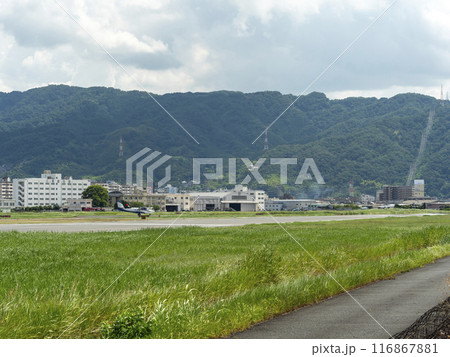 ヘリコプターと軽飛行機が行き交う八尾空港 ヘリコプターと軽飛行機が行き交う八尾空港 116867881