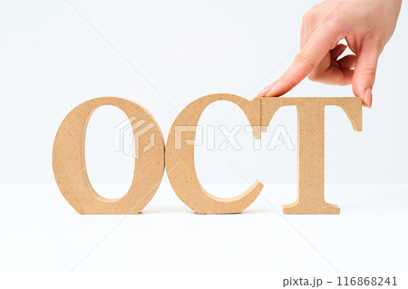 「OCT」と並べられたアルファベットの木製ブロック 「OCT」と並べられたアルファベットの木製ブロック 116868241